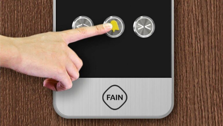 Dedo pulsando botón de alarma botonera FAIN