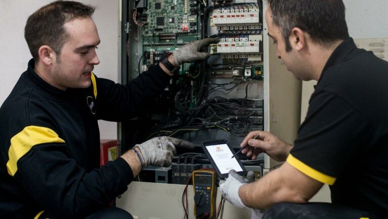 Técnicos FAIN de ascensores en cuadro eléctrico