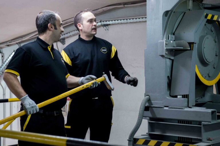 Dos técnicos de FAIN en un cuarto de máquinas