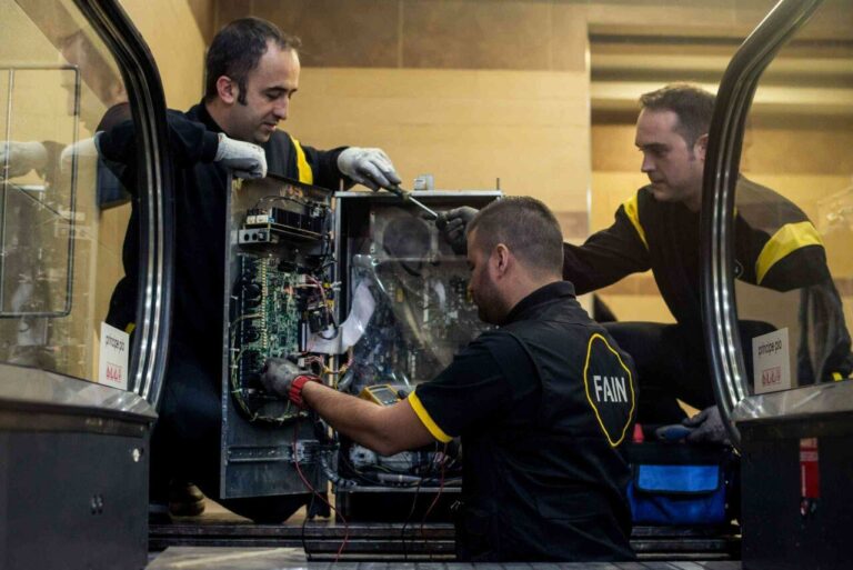 Planos escaleras mecánicas FAIN Reunión en despacho