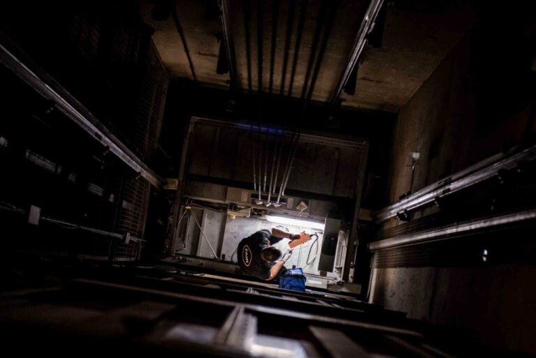 Técnico de FAIN comprobando un ascensor
