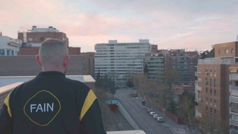 Técnico de FAIN Ascensores observando el horizonte