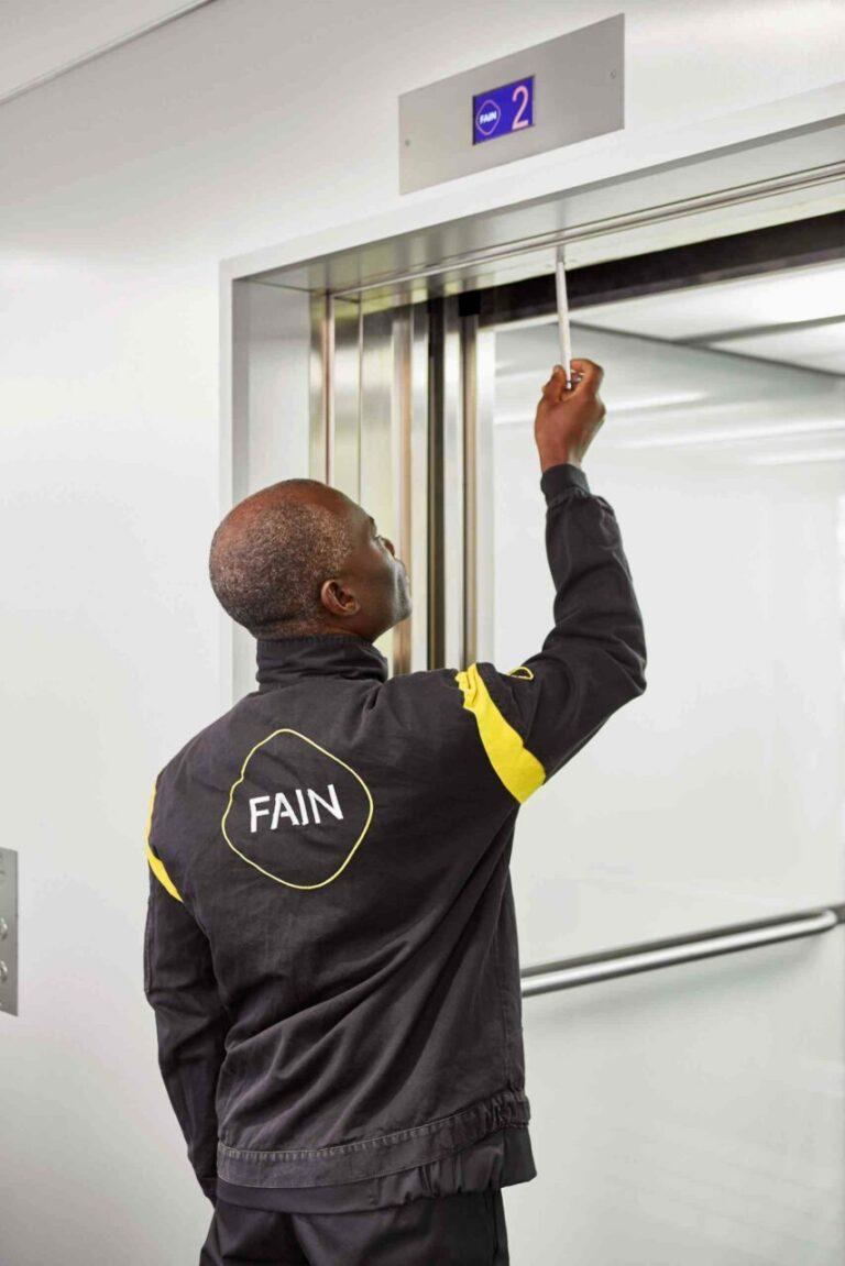 Técnico de FAIN realizando labores de mantenimiento en ascensor Passage des Princes