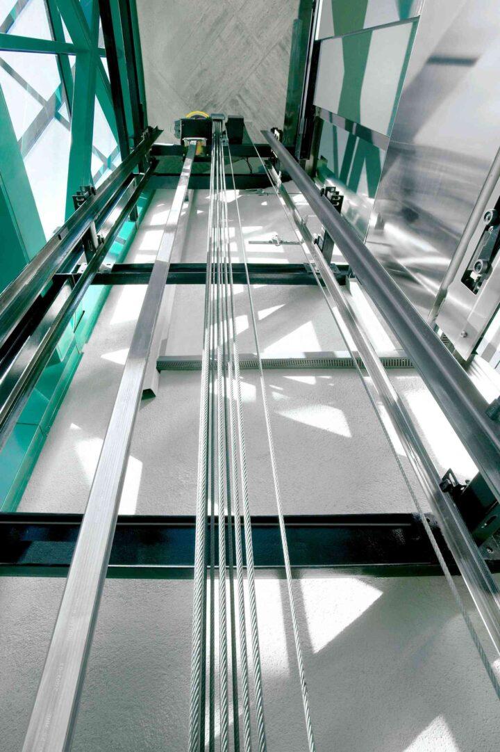 Interior de la estructura de un ascensor FAIN en edificio Isabel II