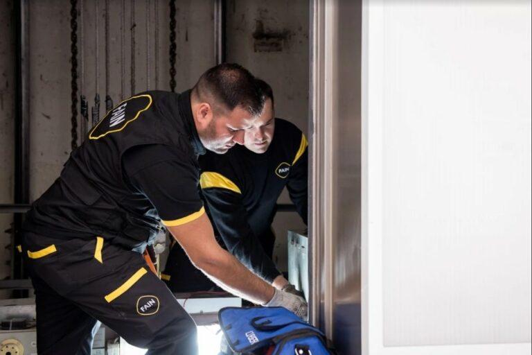 Técnicos FAIN reparando ascensor