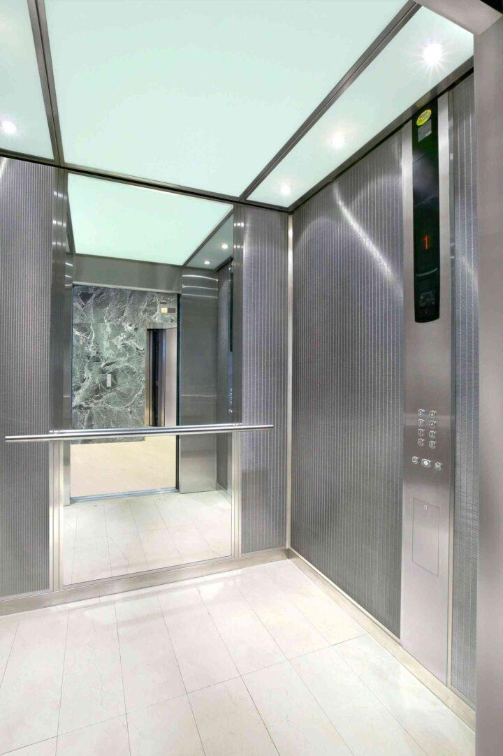 Interior ascensor metálico con espejo de FAIN