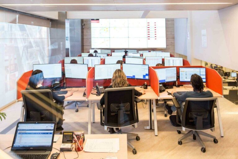 Personal del Contact Center de FAIN gestionando incidencias