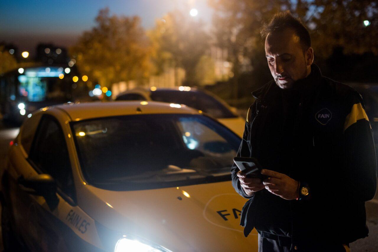 Técnico de FAIN Ascensores en la calle de noche