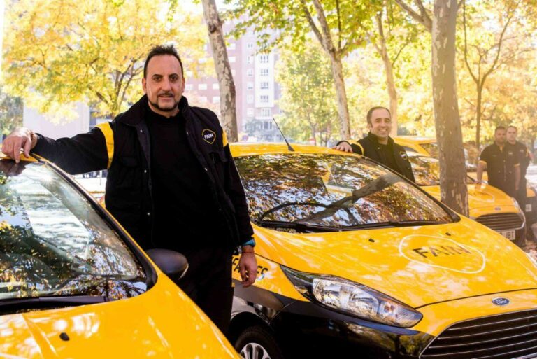Técnicos de FAIN Ascensores con la flota de coches
