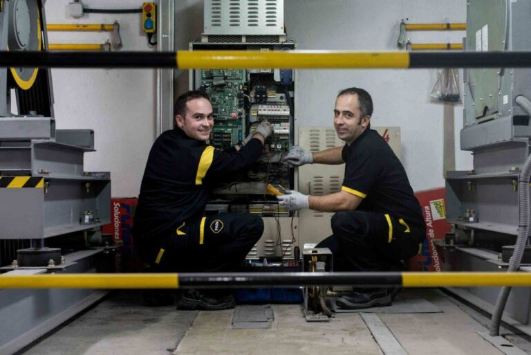 Técnicos de FAIN en cuarto de máquinas reparando
