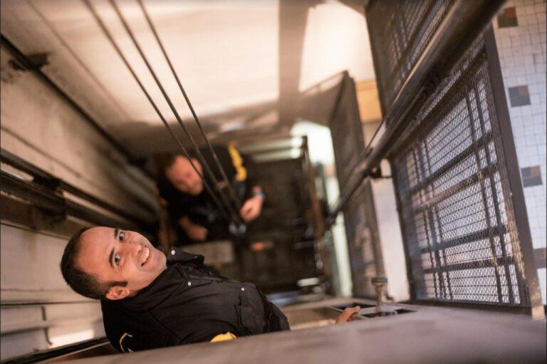 Techniciens FAIN dans la cage d'ascenseur