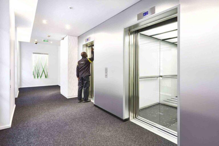 Técnico FAIN revisando ascensor en Passage des Princes