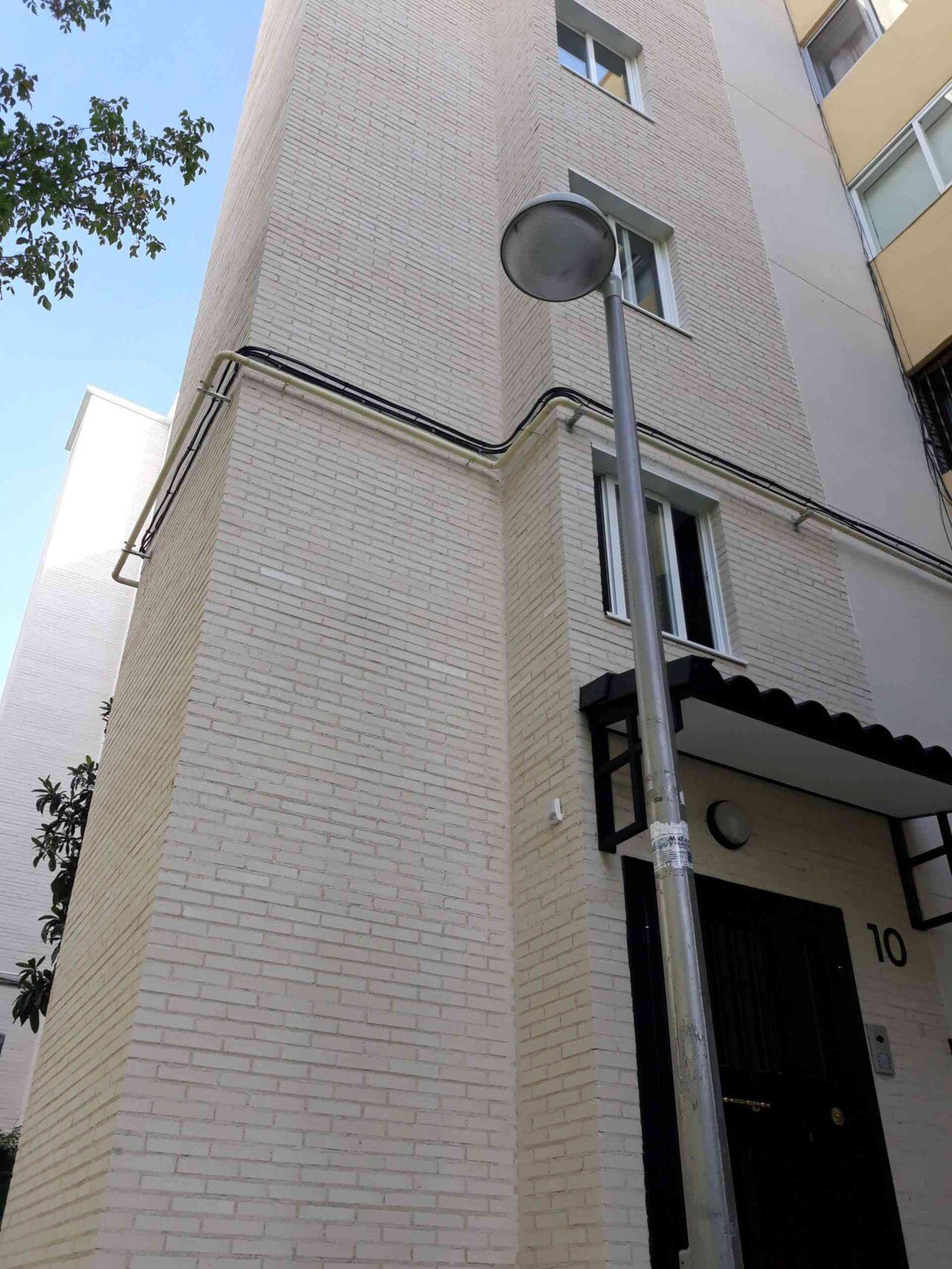 Exemple de tancament de maó vist al Carrer de Chucurí número 10 de Madrid
