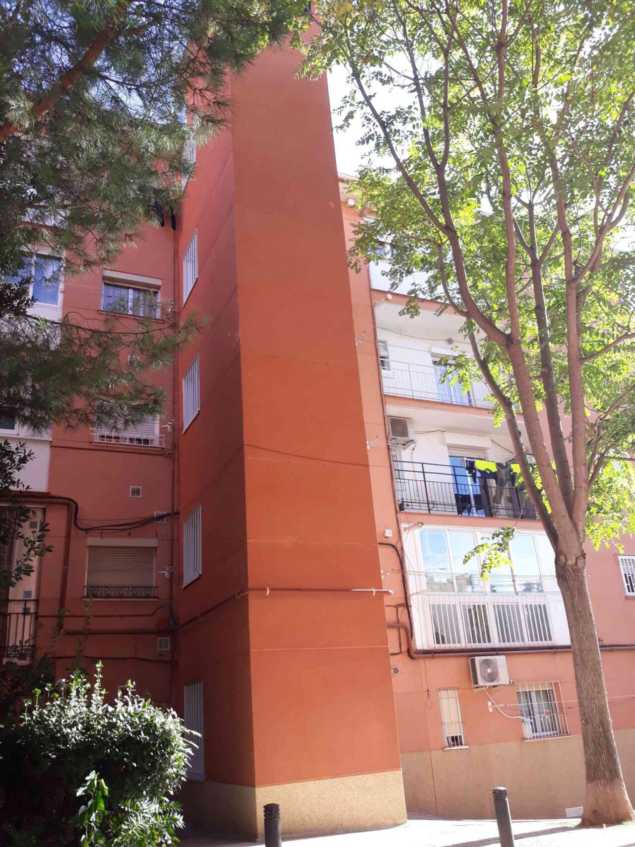 Exemple de tancament monocapa al carrer Campo de la Paloma número 34 de Madrid