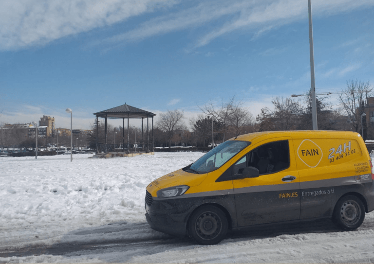 Vehículo corporativo FAIN en la calle con nieve alrededor