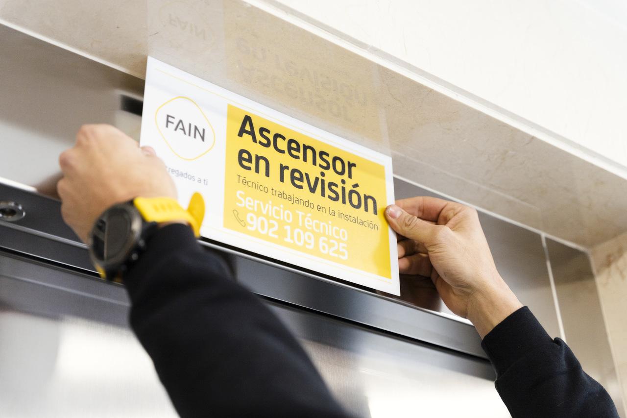 Cartel FAIN ascensor en revisión