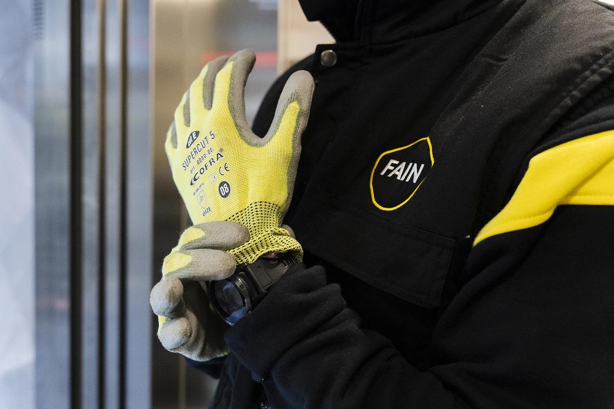 Técnico FAIN ajustándose guantes anticortes