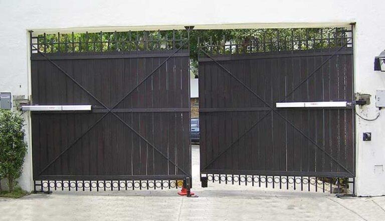 Puerta batiente residencial