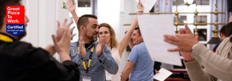 Trabajadores FAIN celebrando por obtener el certificado GPTW