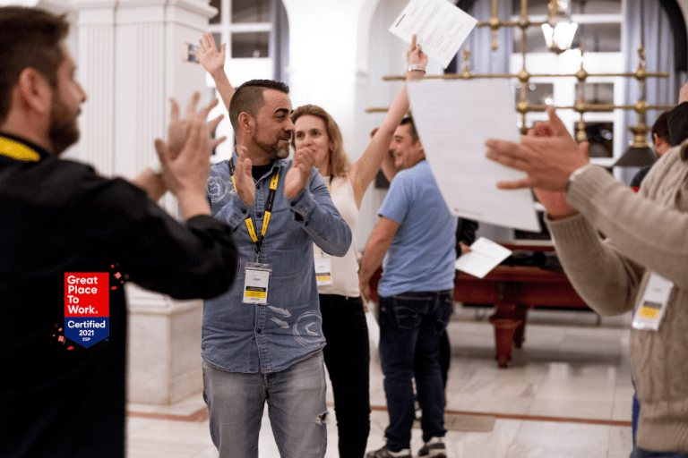 Trabajadores FAIN celebrando por obtener el certificado GPTW