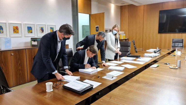 Nicolás Mediavilla firmando contrato con FAIN Irlanda