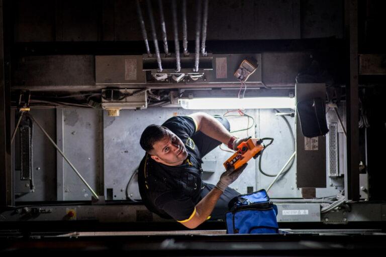 Técnico FAIN arreglando un ascensor