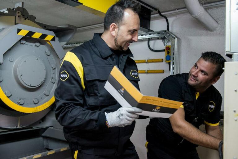 Técnicos de FAIN instalando ascensor en el cuarto de máquinas