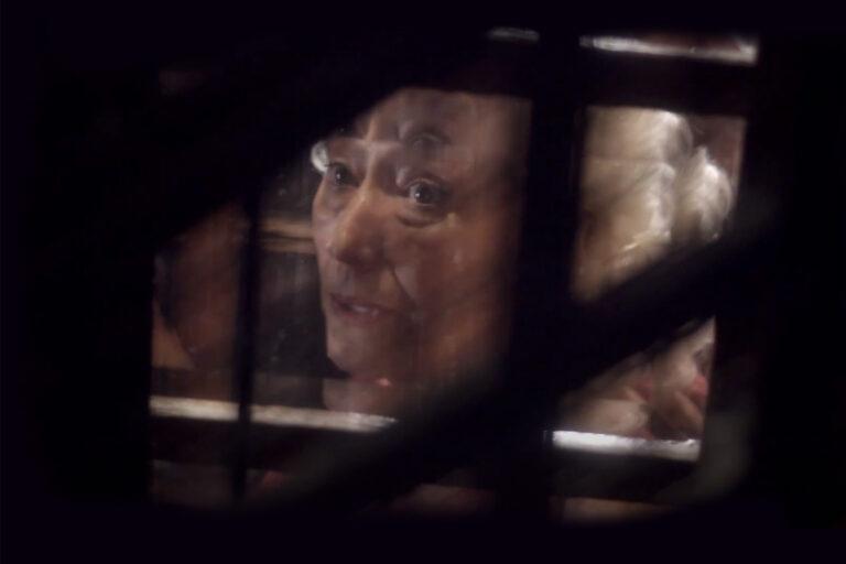 mujer con canas encerrada en un ascensor