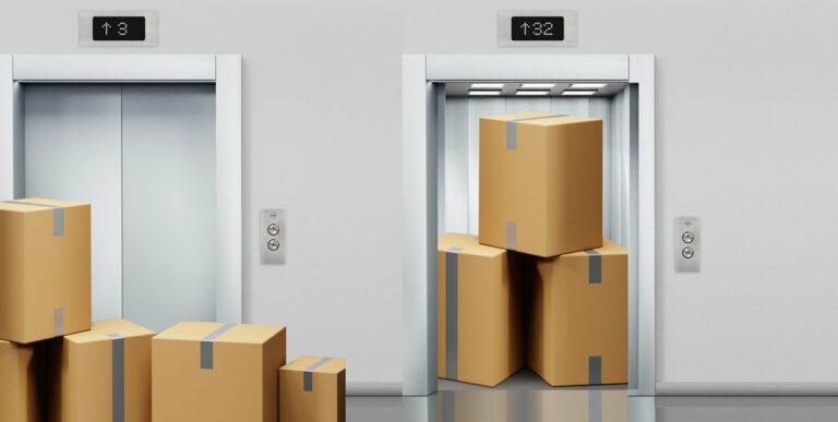 Ascensores llenos con cajas de mudanza