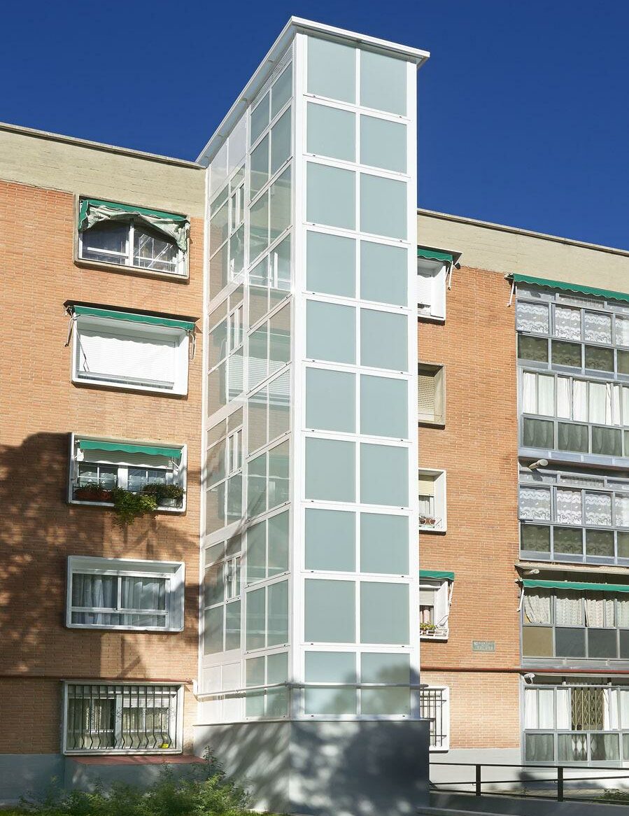finca sin ascensor instalación por fachada con estructura acristalada