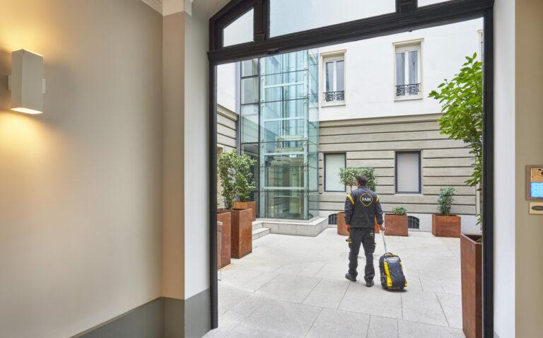 Ascensor en edificio Serrano y técnico de FAIN