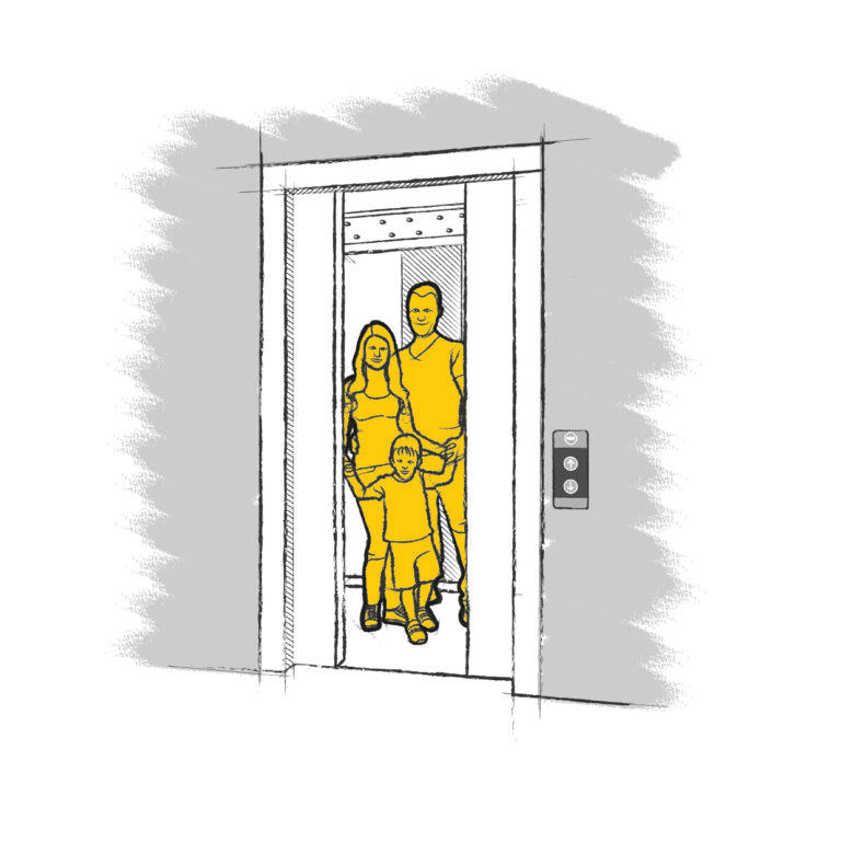 Familia dentro de un ascensor