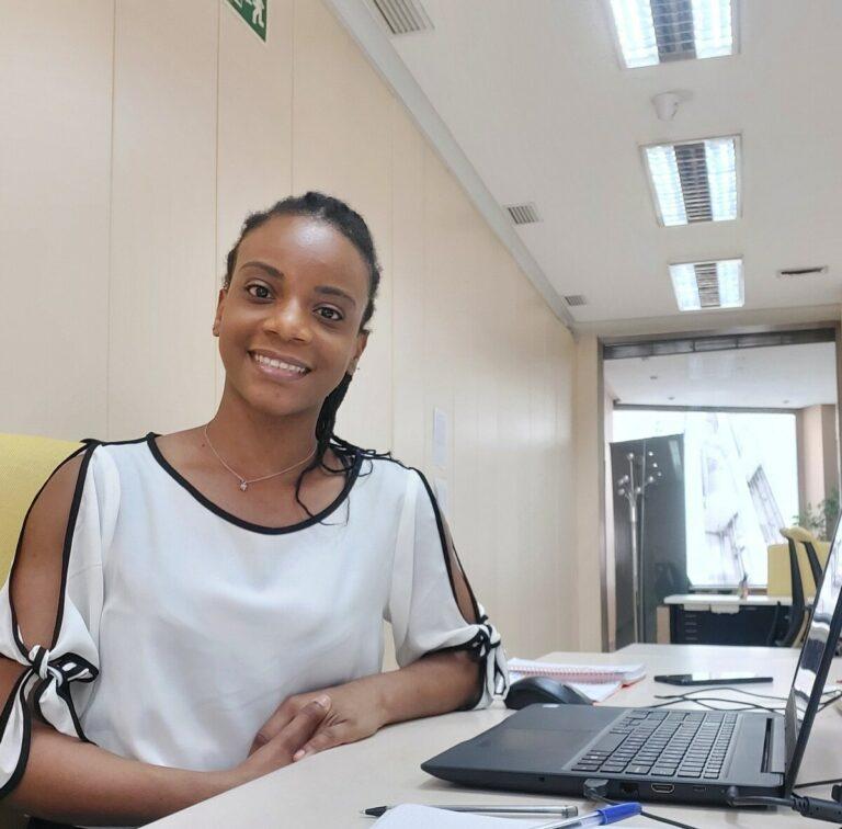 Chica FAIN sonriendo