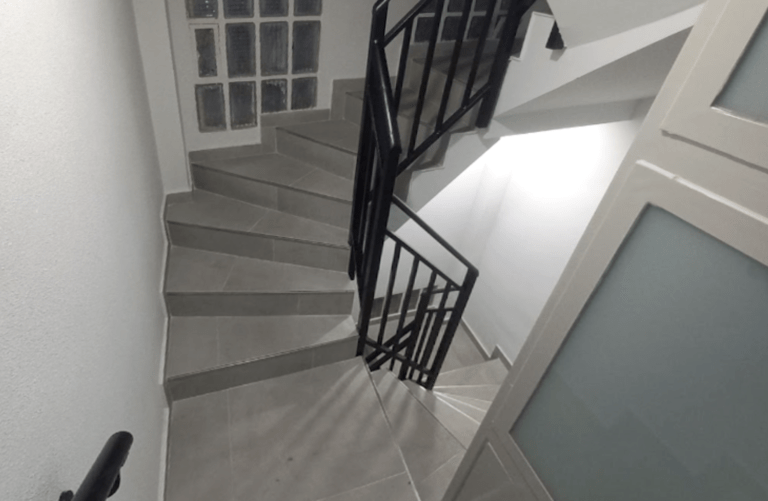 Escalera edificio ascensor añadido