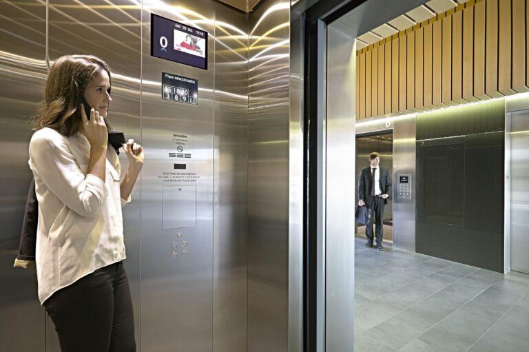 Mujer en el interior de un ascensor eléctrico FAIN