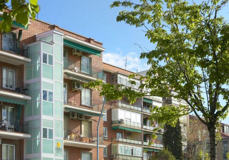 Fachada de un edificio con un ascensor FAIN