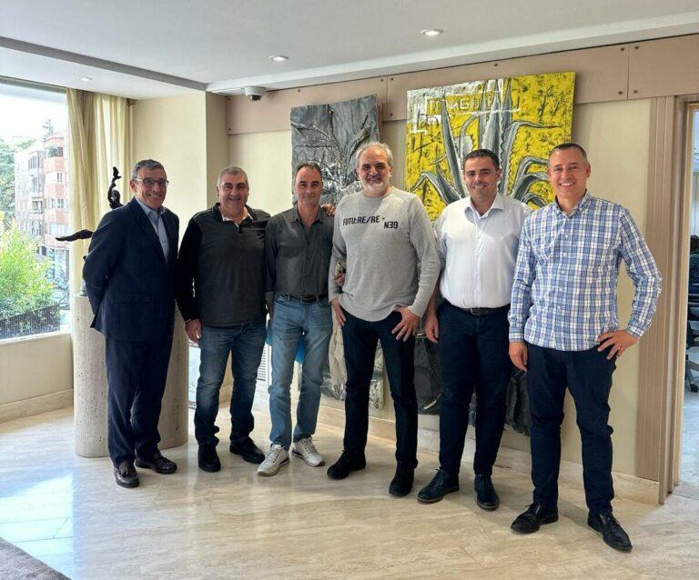 Rafael Fernández y trabajadores de Ascensores Viguam sonriendo