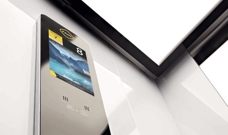 Ascensor moderno con pantalla digital informativa.