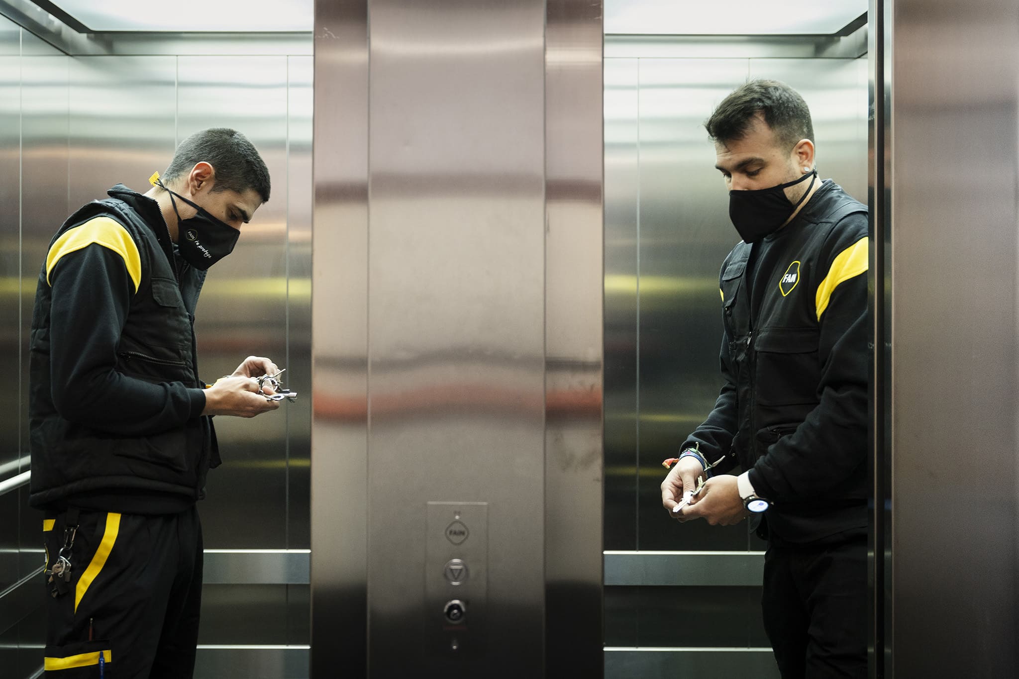 Dos técnicos FAIN en el interior de un ascensor FAIN
