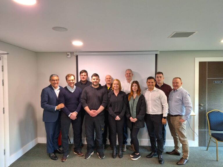 Trabajadores de FAIN en la sede de Irlanda