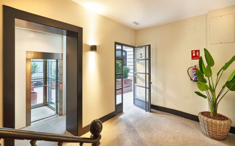 Portal renovado en c/ Serrano de Madrid