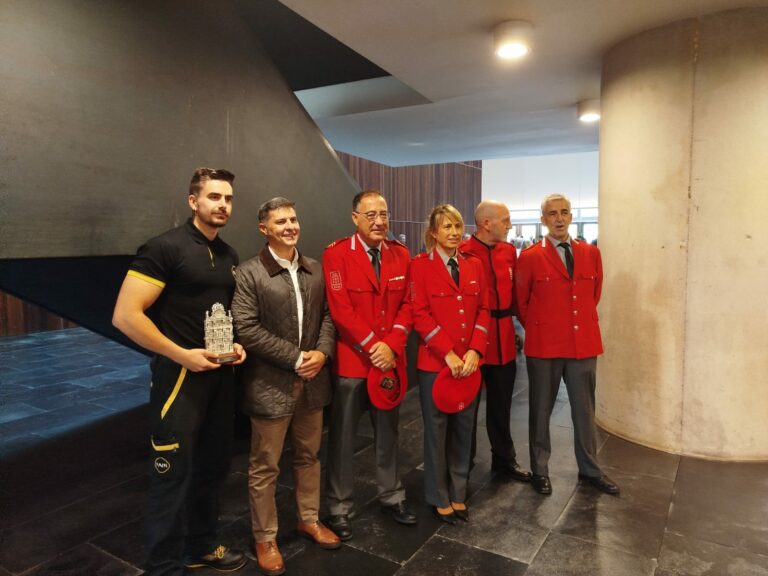 Entrega reconocimiento al técnico Óscar Pajares en Pamplona