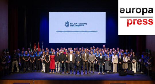 Entrega de Premio a Oscar Pajares, técnico de FAIN, por su predisposición el día del apagón