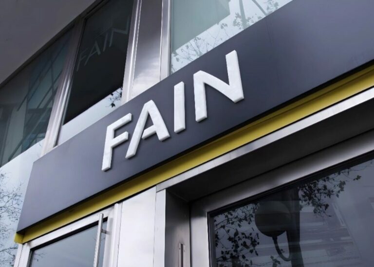 Letrero a la entrada de una oficina de FAIN