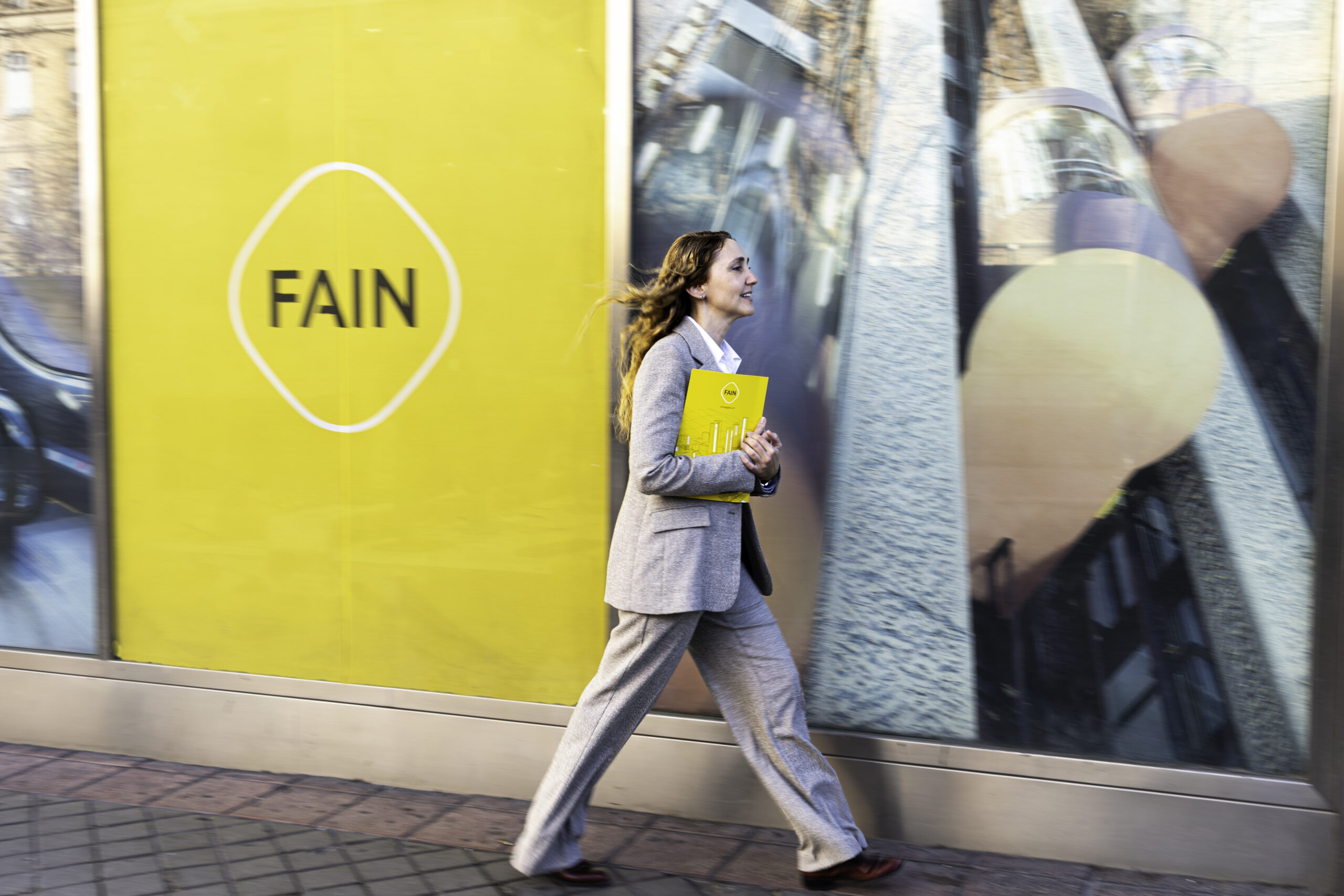 Mar Morelli caminando por delante de la oficina