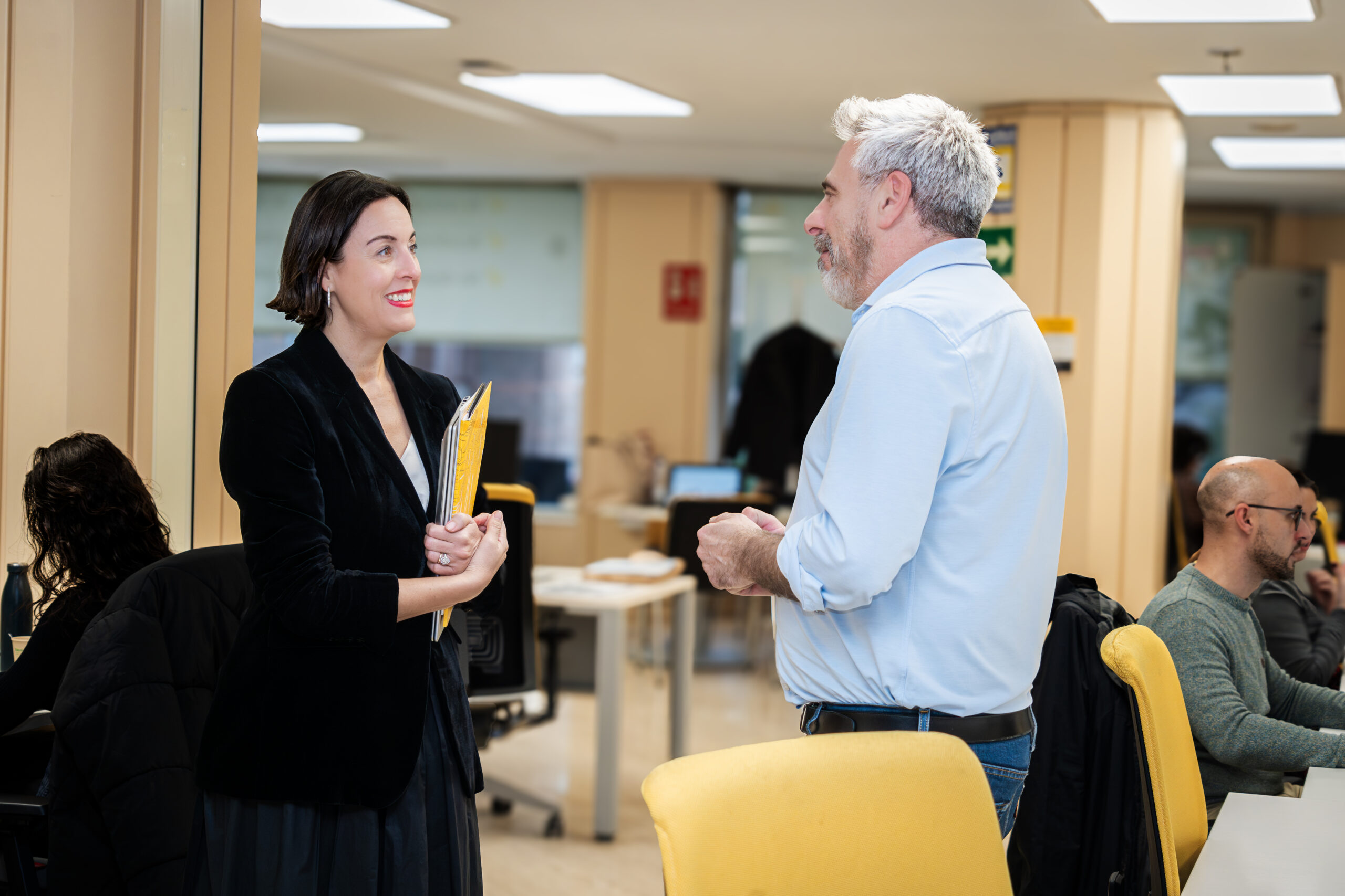 Delia Carmona, junto a un compañero del equipo FAIN en las oficinas