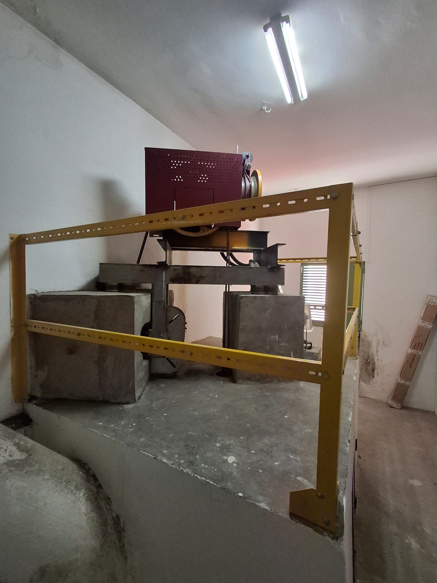 Bancada de hormigón en un cuarto de máquinas