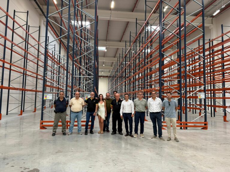 Varios compañeros en la nueva sede de FAIN Industrial en San Fernando